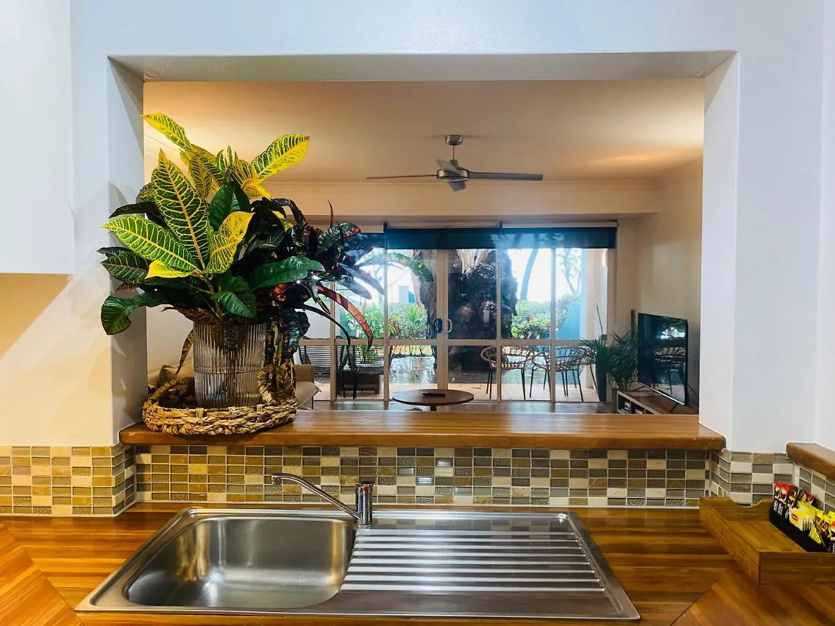 Beachview Apartments At Villa Paradiso Palm Cove 4*,